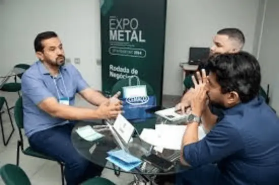 Autoridades e executivos no painel da ExpoMetal